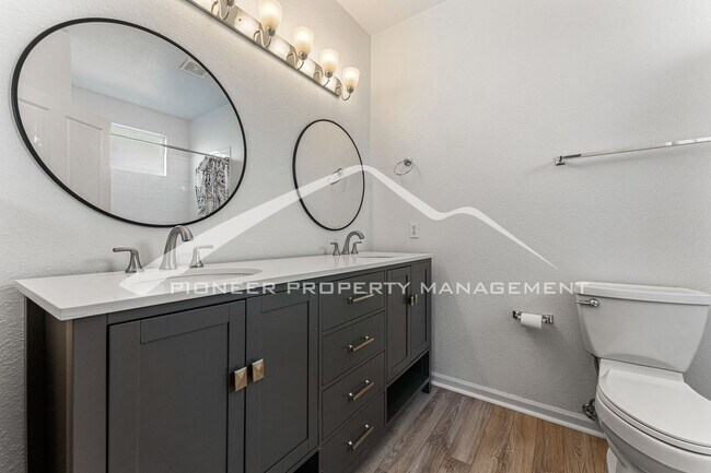 Building Photo - Charming condo with Central AC and Garage Parking Space!