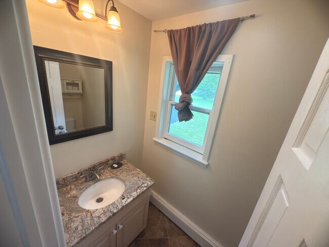 Building Photo - Charming 3-Bedroom Home + Bonus Room in Prime Niskayuna Location!