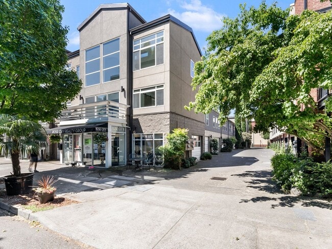 Primary Photo - Fully renovated 2 level/2 bed/2 bath pearl...