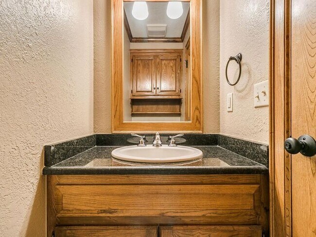 Building Photo - *Rare Find* Stunning Brookhaven 4 Bed 2.5 ...