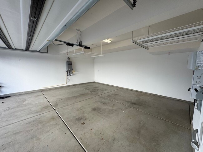 Building Photo - Newer Built Townhome with Solar in Gated Community! Pet-Friendly!