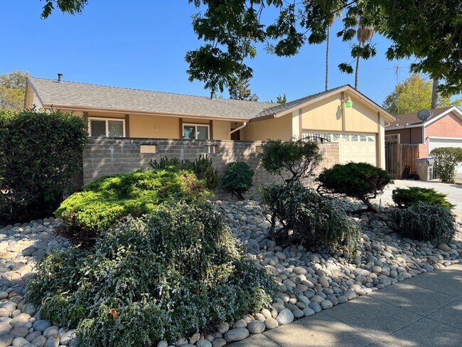 Building Photo - Newly Updated 4/2 Home! Remodeled Bathroom...
