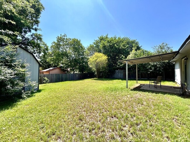 Building Photo - Nice & Cozy 2/BR 1/BA Home with Fenced Yar...