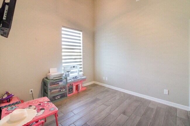 Building Photo - "Luxurious 4-Bed Oasis with Pool & 3.5 Baths in McAllen's Prime Locale!"