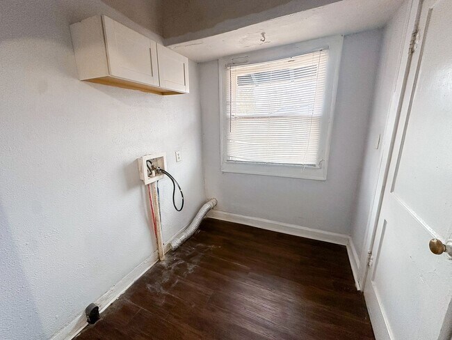 Building Photo - 136 W 37th St