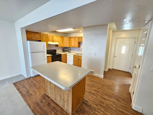 Building Photo - Spacious 3 Bd 2.5 Bath Townhouse in Bountiful