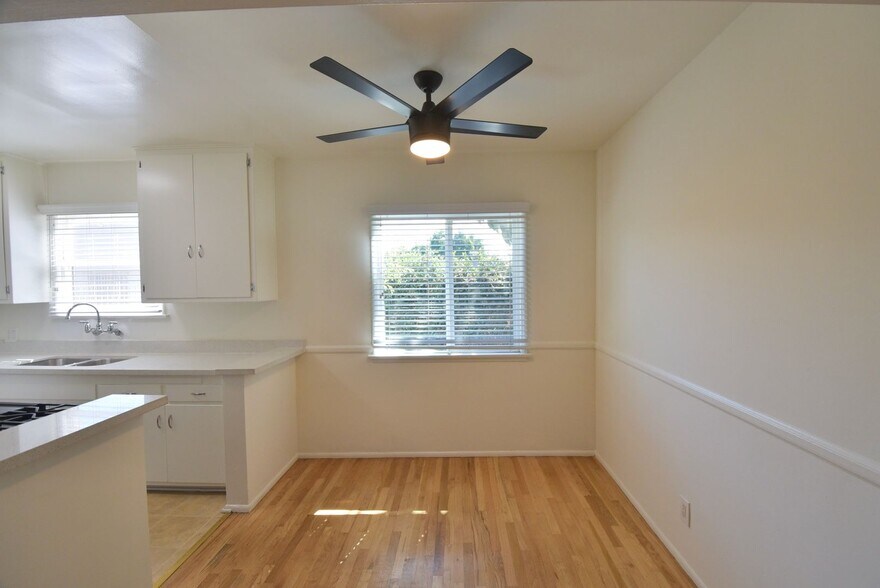 Building Photo - 1212 N Hollywood Way