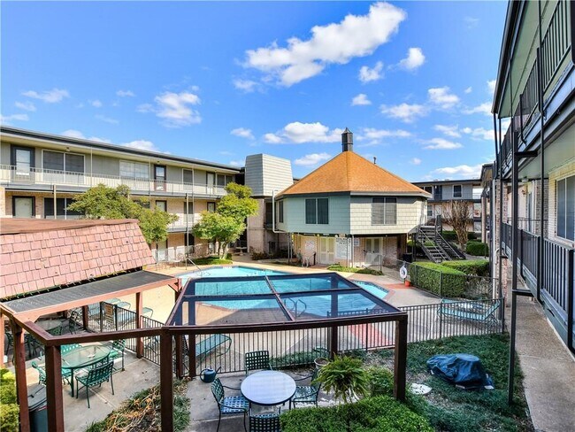 Building Photo - 2425 Ashdale Dr
