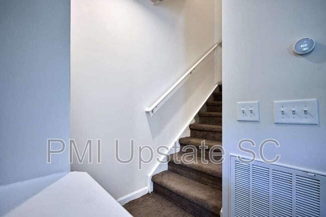 Building Photo - 111 Fernside Ct