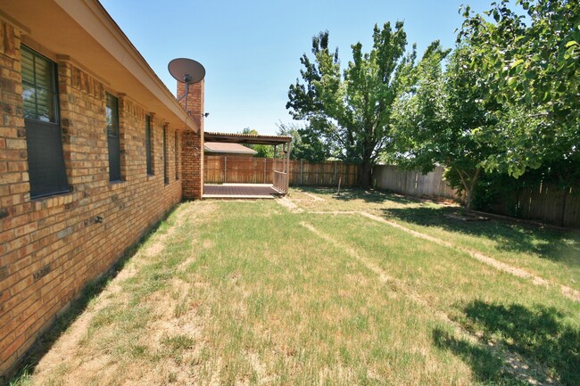 Building Photo - Zia Elementary, Hardwood Floors, Pets ok  ...
