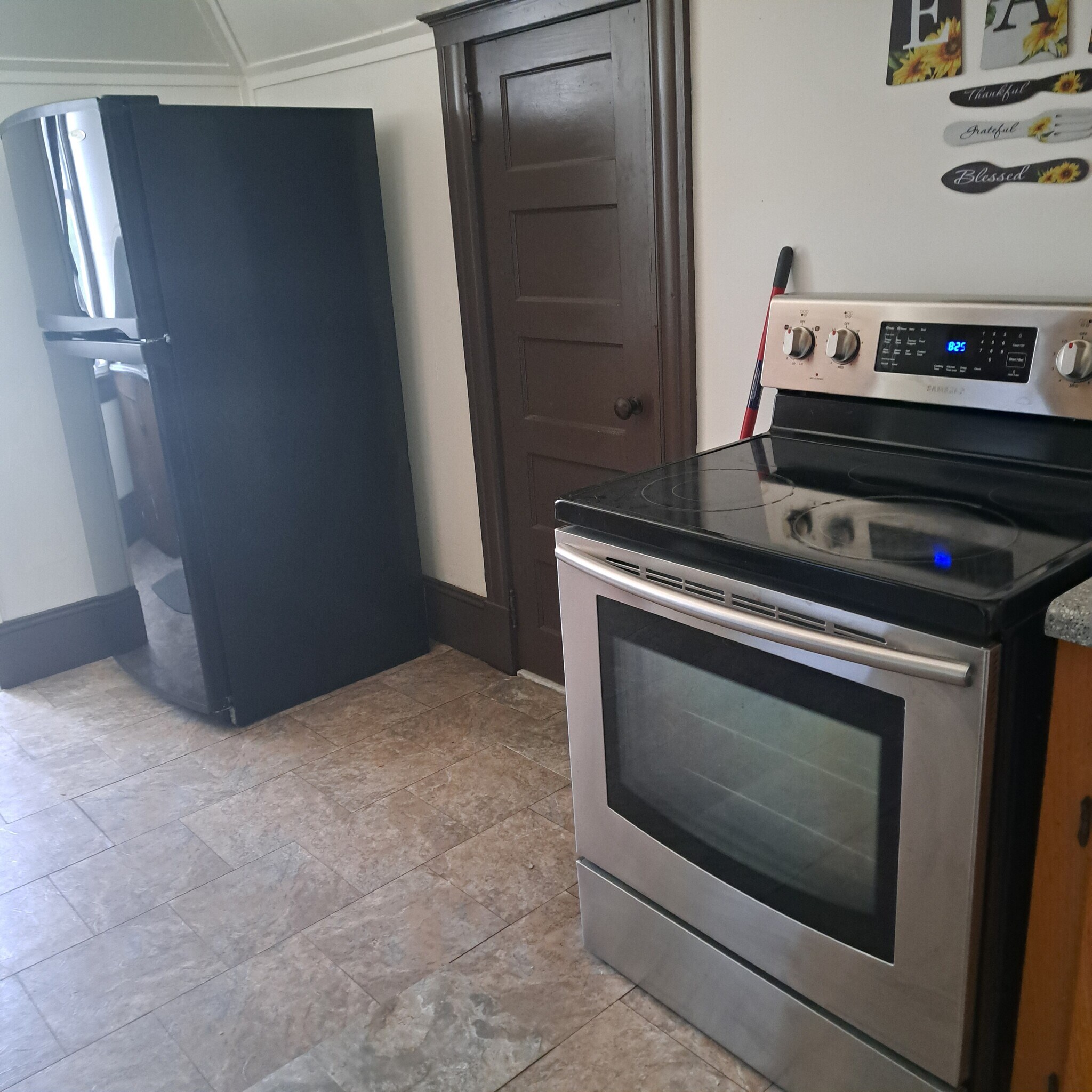 Building Photo - 261 Maple St