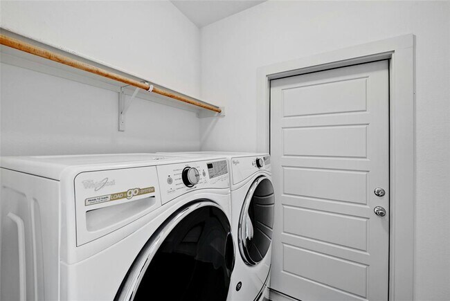 Building Photo - 2308 Hermia St