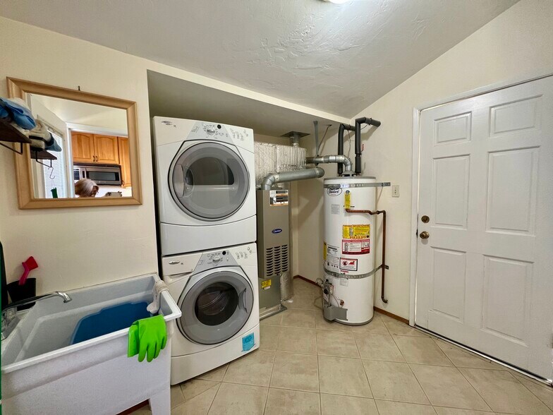 laundry room, stackable W/D - 127 22nd Ave