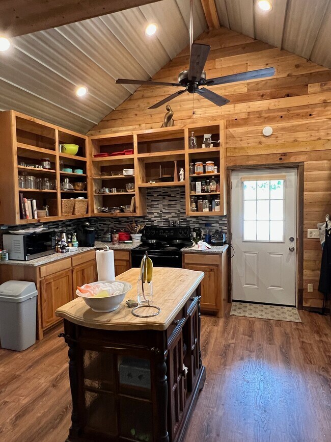 Kitchen with island - 5637 FM 813