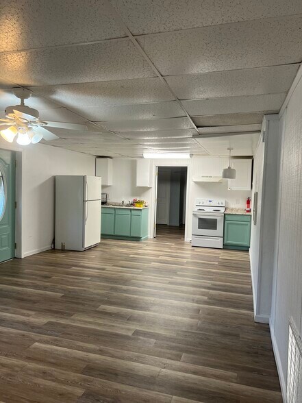 Kitchen - 1624 Armstrong Rd