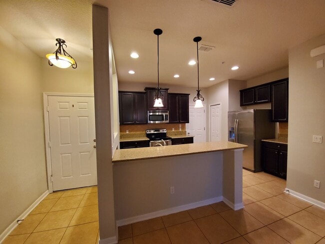 Building Photo - Arborview Park Townhouse close to UCF located in Oviedo (2 bed /2 1/2 bath)