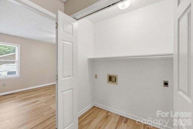 Building Photo - 6299 Spring Ct Ln