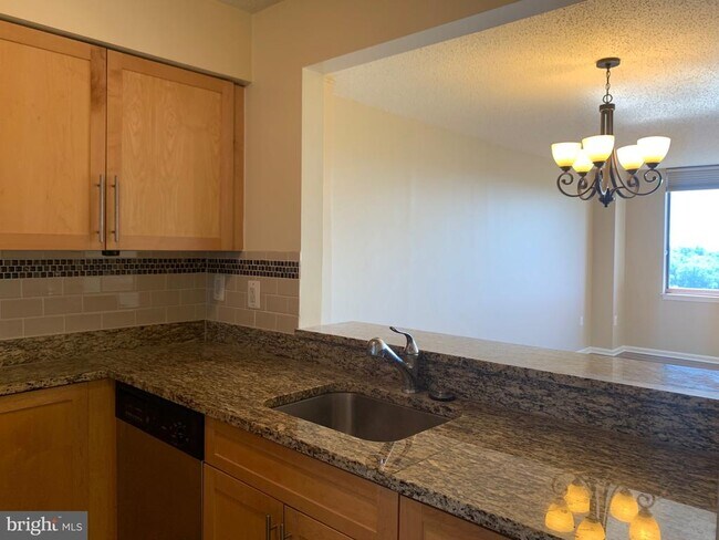 Building Photo - 10101 Grosvenor Pl