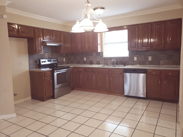 Building Photo - 2217 Rockwood Dr