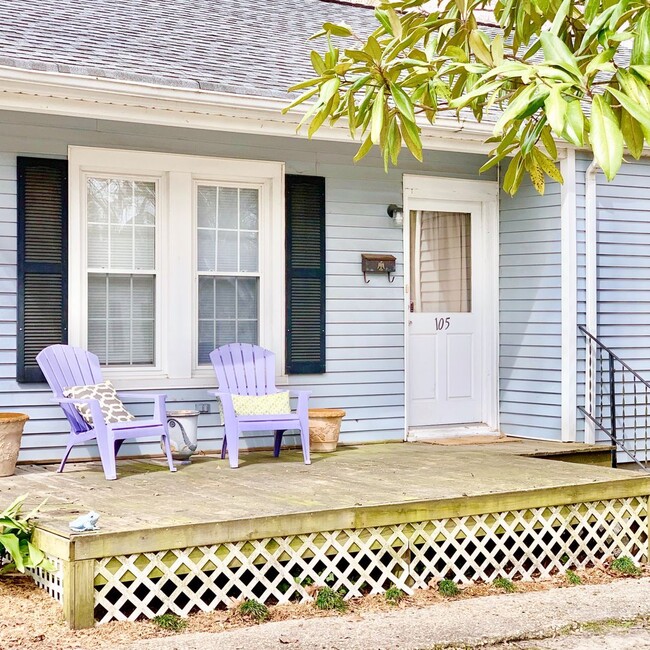 Building Photo - 3 Bedrooms 2 Full Bathrooms with fenced in...