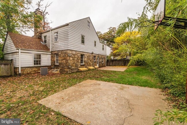Building Photo - 1239 S Oakcrest Rd