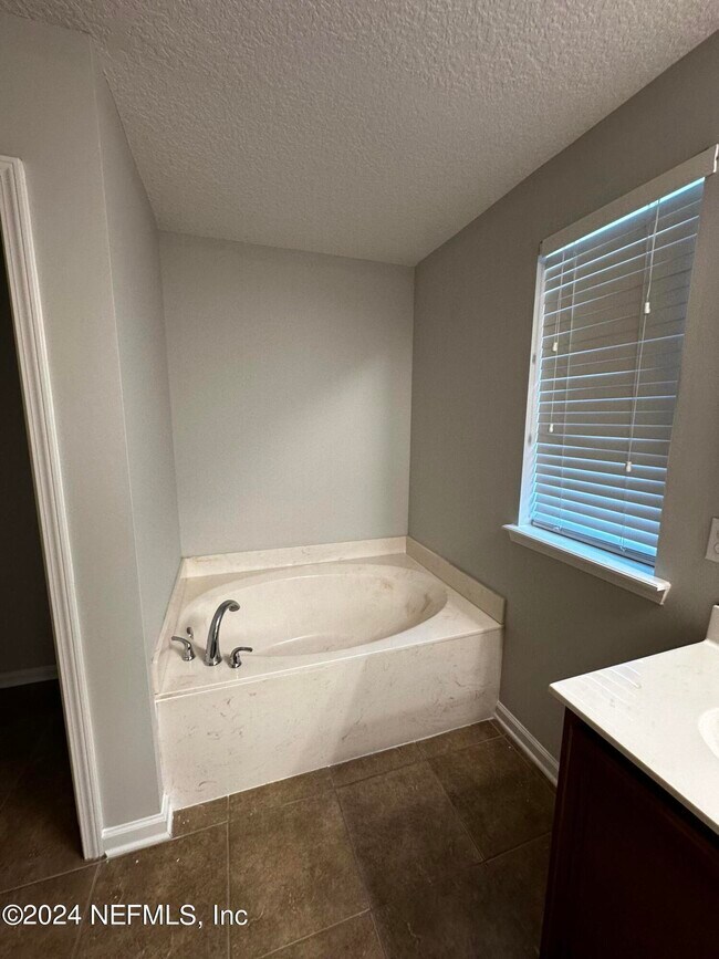 Building Photo - 12212 Angleterre Dr