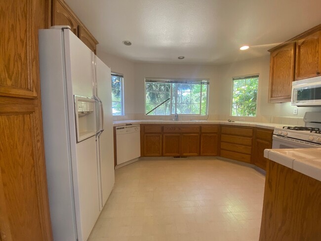 Building Photo - 331 Vistamont Dr