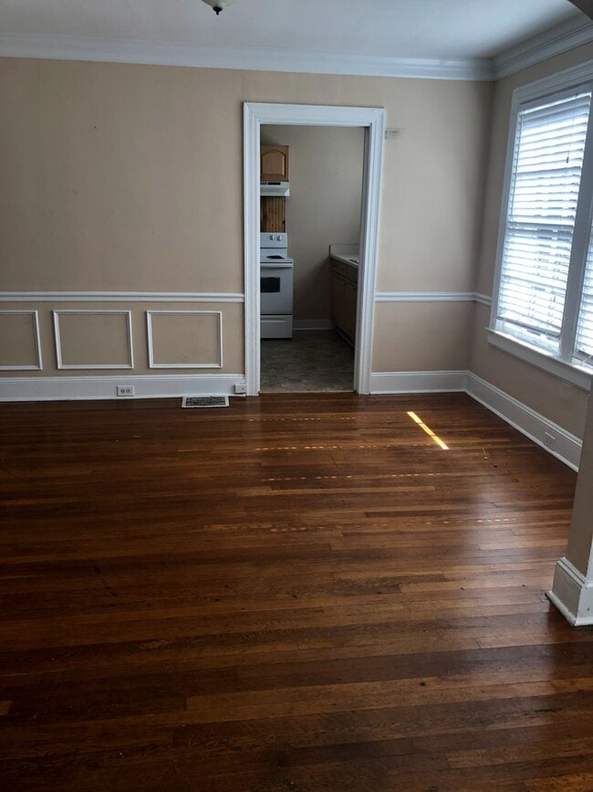 Building Photo - 2 Bedroom 1 Bathroom Duplex