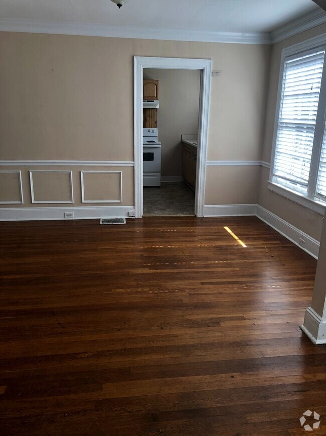 Building Photo - 2 Bedroom 1 Bathroom Duplex