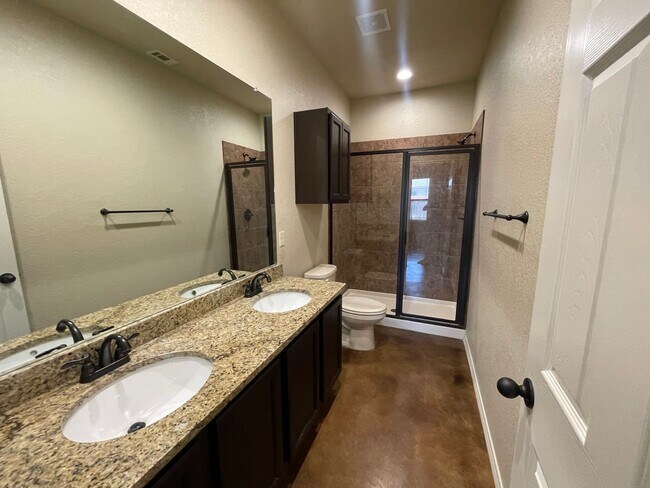 Building Photo - Luxury Duplex in New Braunfels, TX!
