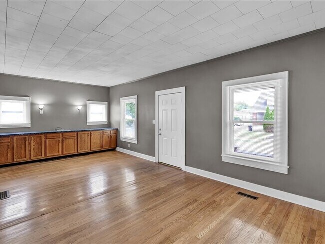 Building Photo - 3220 Grant Ave