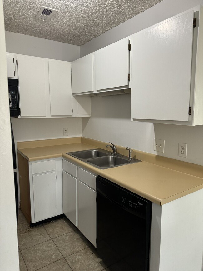 Building Photo - 1 bedroom, 1 bathroom lower level unit with River views.  Hurry! Limited-Time Special: NO APPLICA...