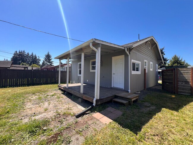 Building Photo - Longview Bungalow with Large Yard!