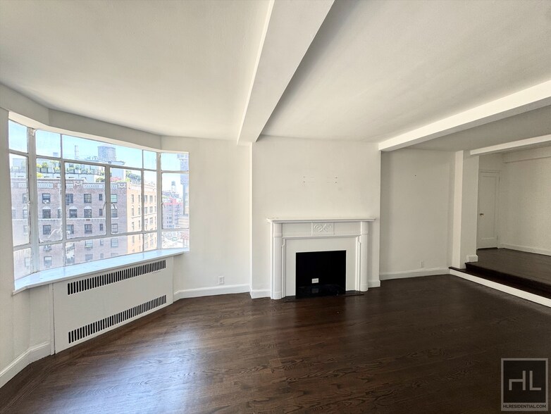 Building Photo - 5 AVENUE