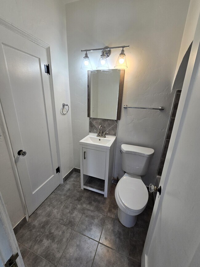 Building Photo - 818 S Arizona Ave