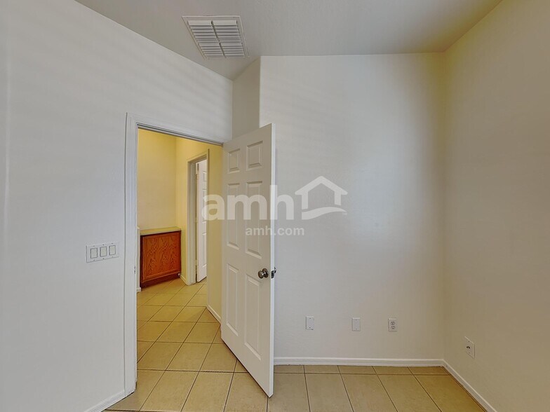 Building Photo - 8821 W Hilton Ave