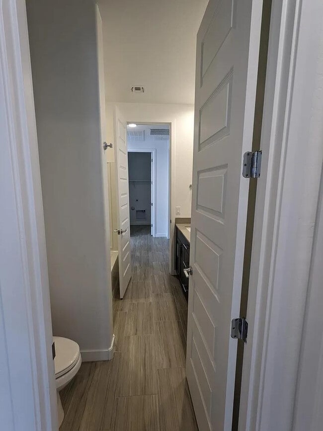 Building Photo - 2250 E Kelly Dr