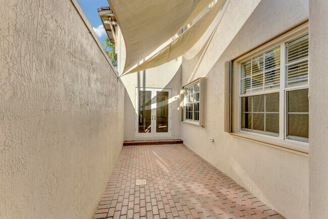 Building Photo - 406 NW 25th Ave