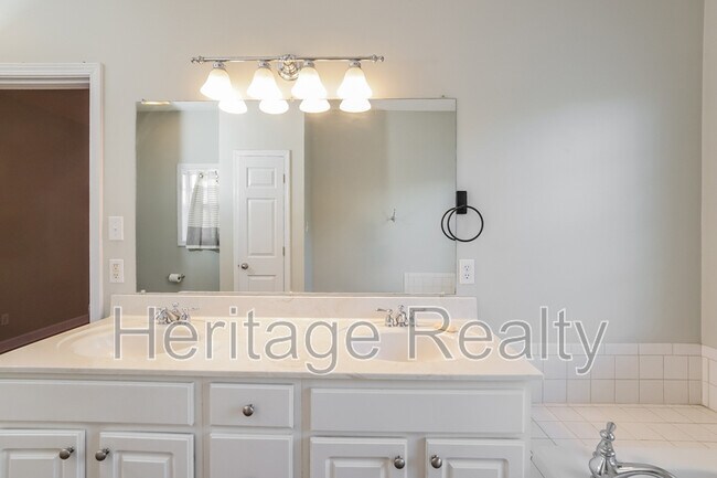 Building Photo - 880 Glenfield Dr