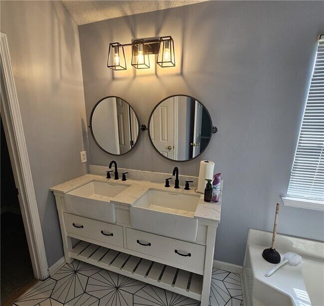 Building Photo - 310 Pecan Wood Cir