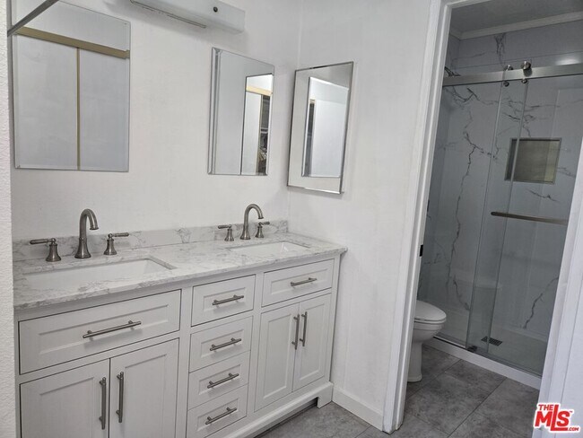 Building Photo - 8535 W Knoll Dr