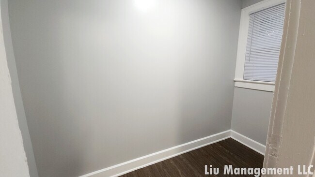 Building Photo - 1029 N Holmes Ave