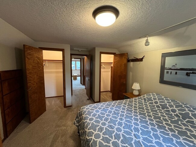 Building Photo - Quaint 1-bdr/1-bath private apartment with...