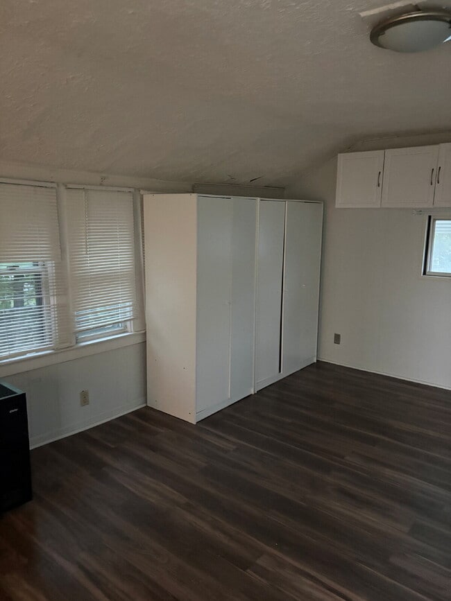 Building Photo - 1177 Chapin Ave
