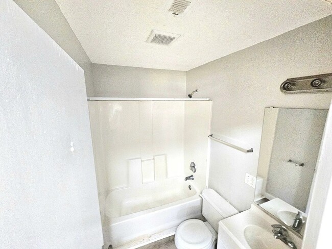 Building Photo - Amazing 3 Bedroom 1 Bathroom Home