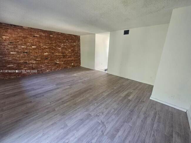 Building Photo - 400 SE 31st St