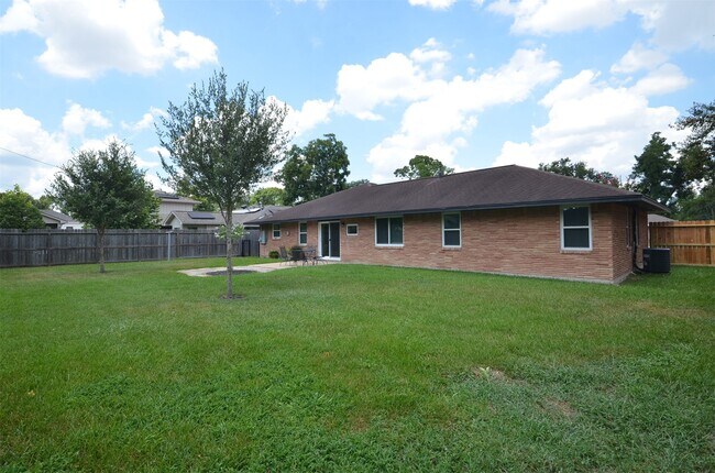 Building Photo - 9011 Theysen Dr