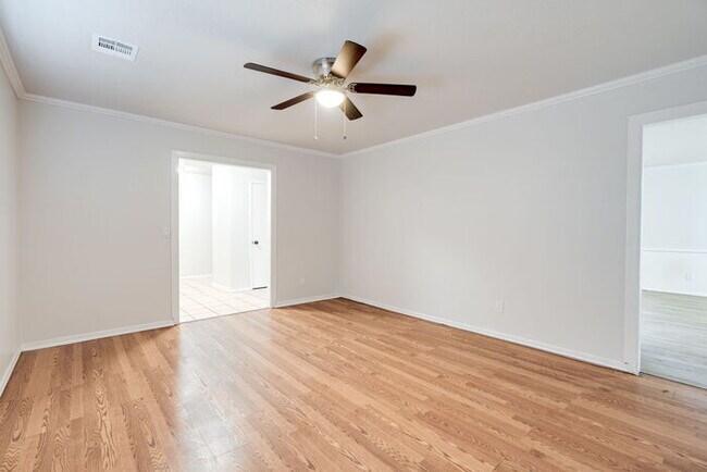 Building Photo - 324 NE 60th St