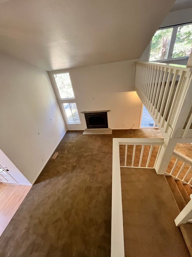 Building Photo - Gorgeous 3 Bedroom 2  Bathroom Home Walkin...