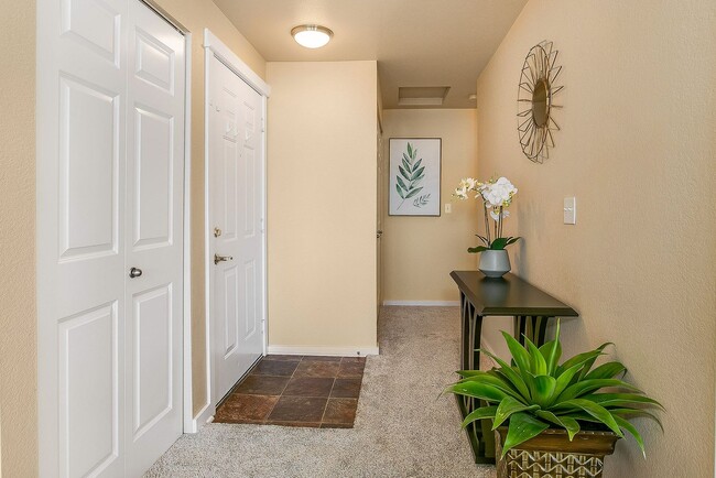 Building Photo - Beautiful Top Floor 2 Bed 2 Bath Condo in Factoria